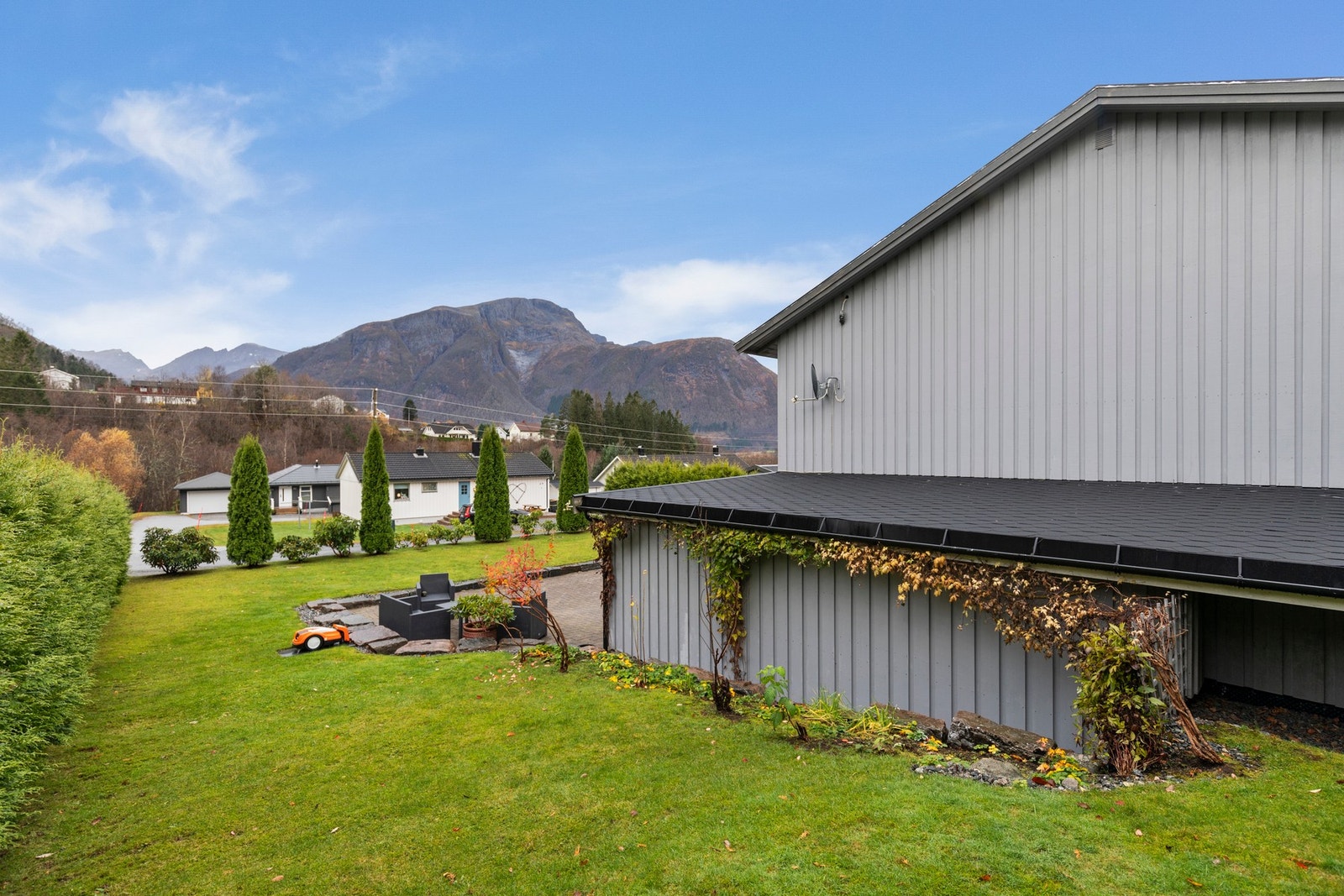 Pene grøntarealer rundt boligen. Galleribilde