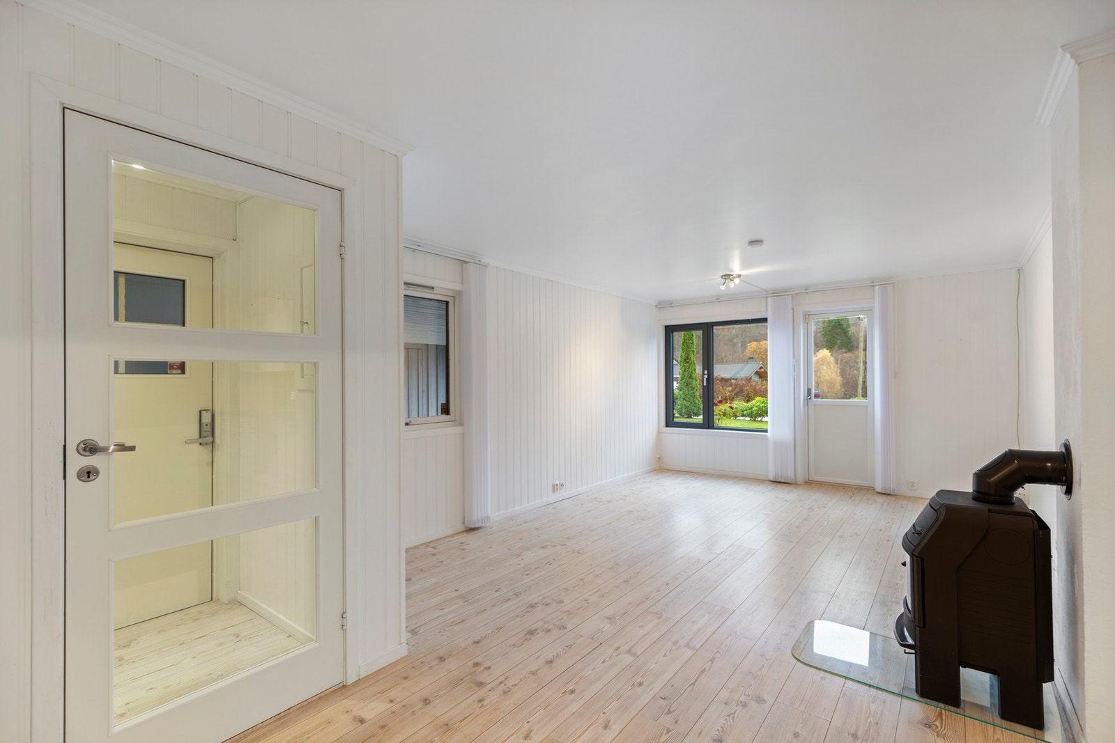 Lys og trivelig stue med laminat på gulv og lyse vegger. Galleribilde