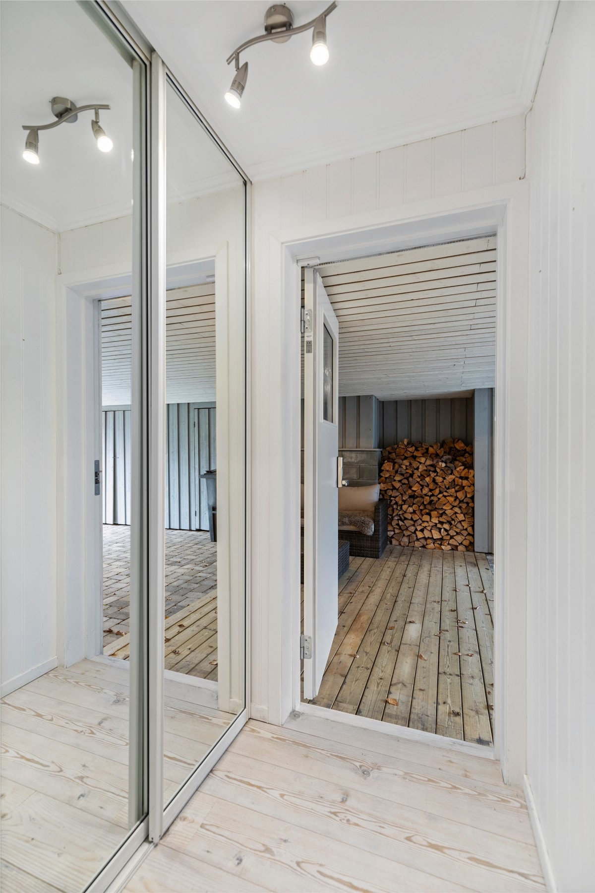 Vindfang med skyvedørsgarderobe. Galleribilde