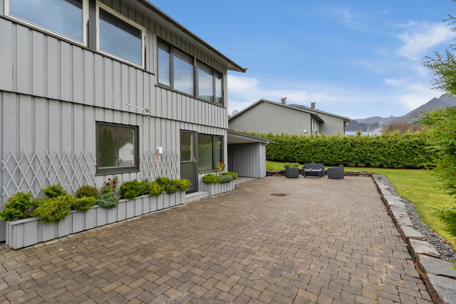 Gode parkeringsmuligheter utenfor leiligheten. Galleribilde