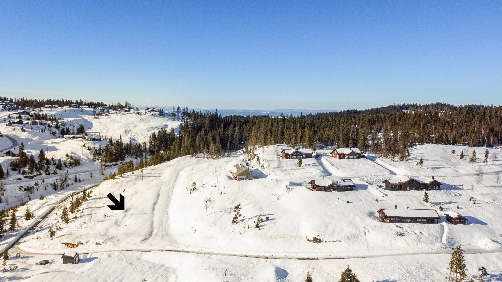 Vi har gleden av å presentere en attraktiv og solfylt hyttetomt beliggende i et idyllisk og nyetablert hyttefelt ved vestenden av Mylla i Nordmarka. Galleribilde