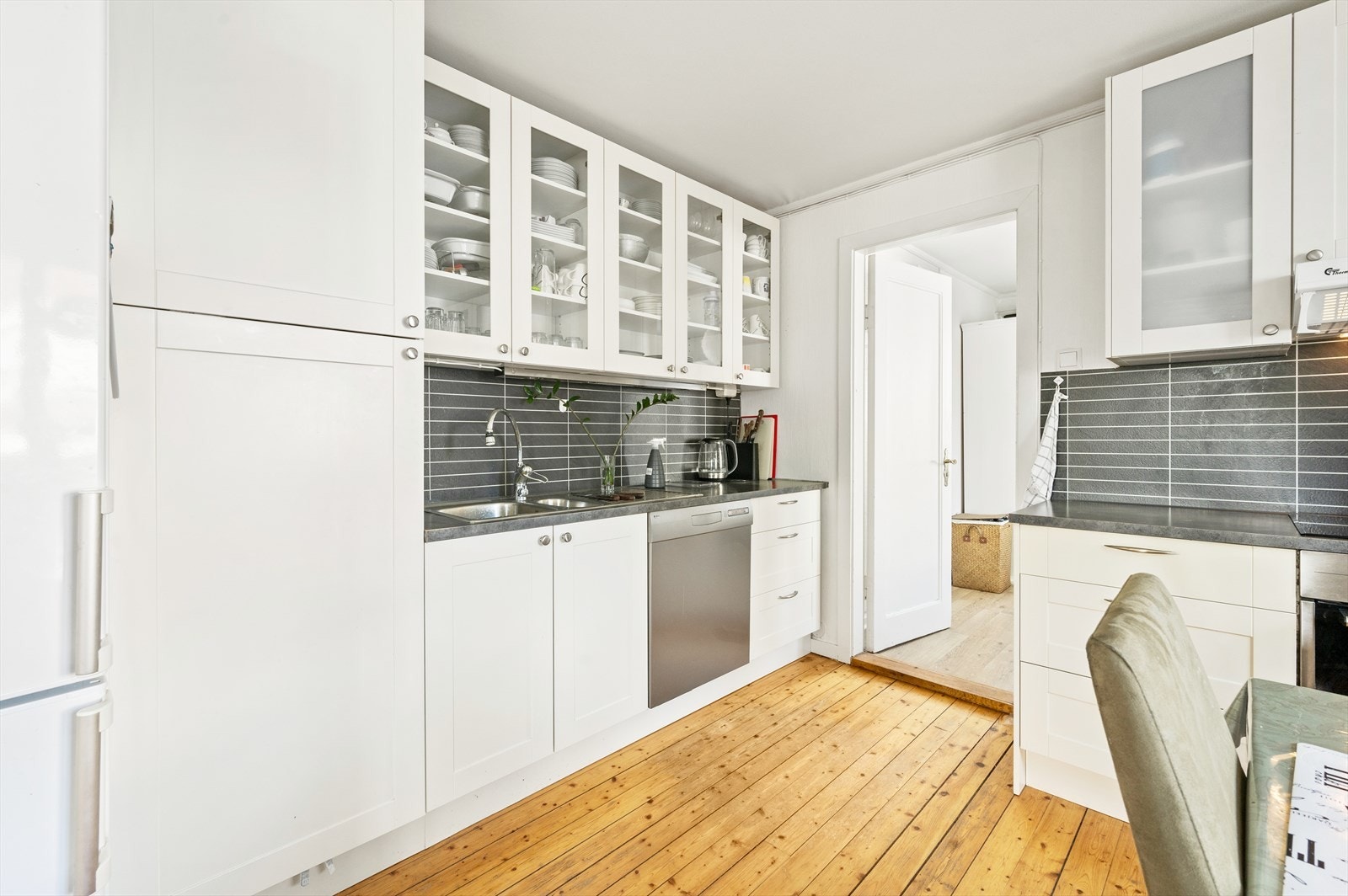 Rikt innredet og man har godt med lagringsplass i skuffer og skap. Galleribilde