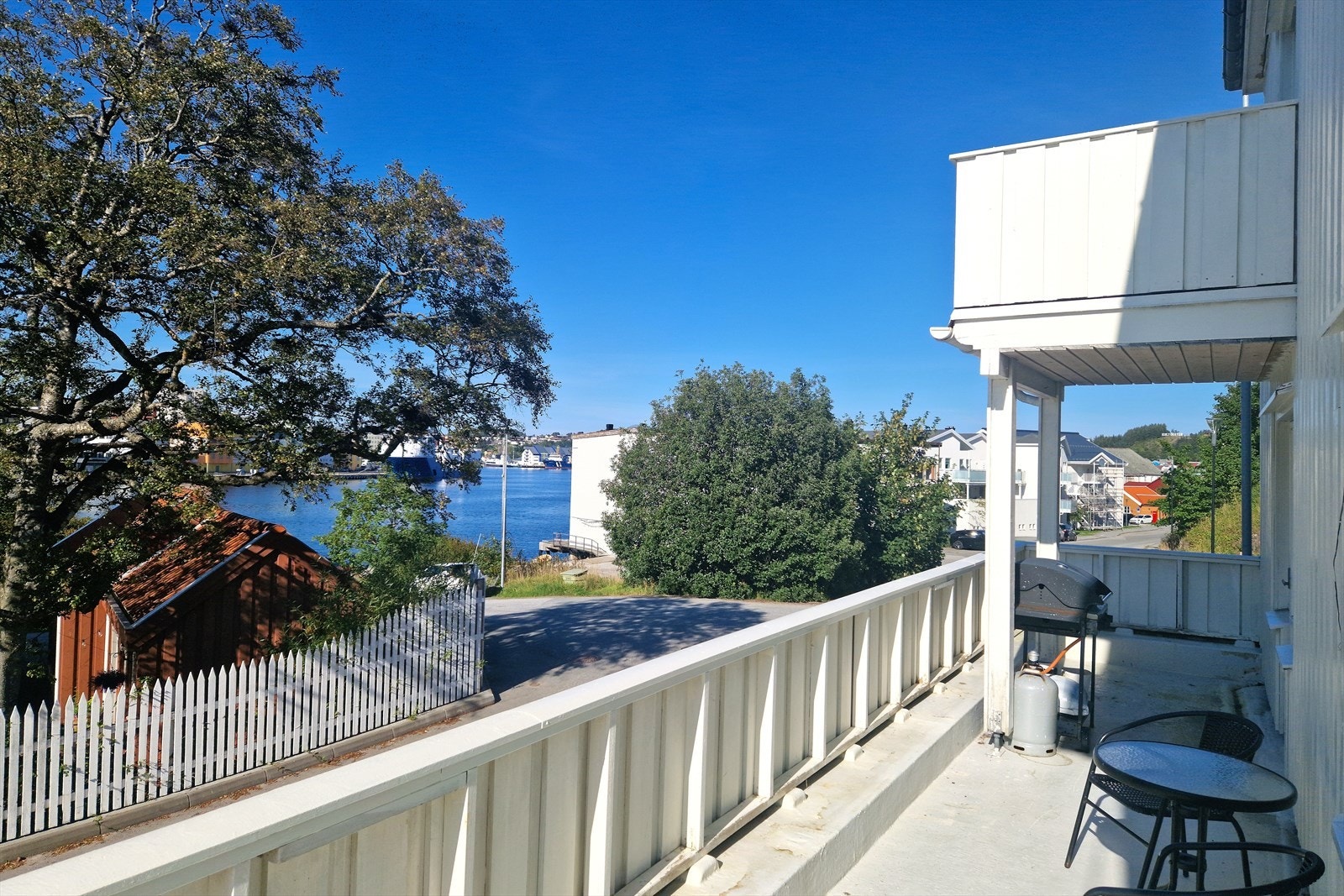 En selveierleilighet med næringslokale i underetasjen. Galleribilde