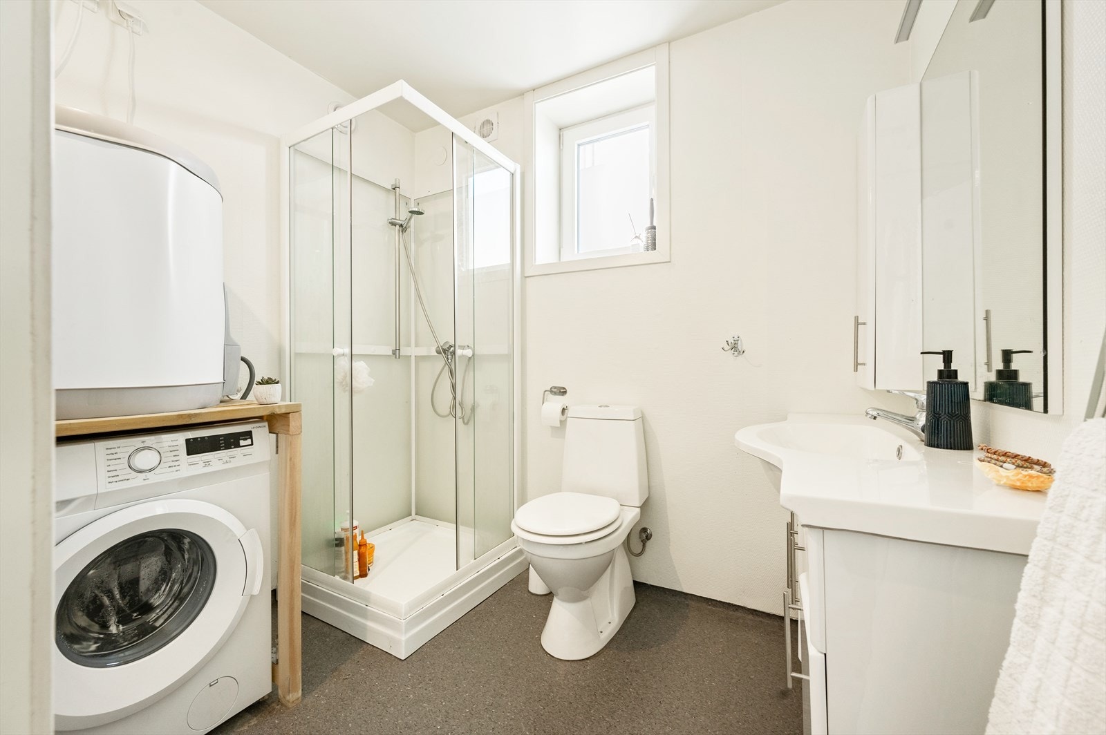 Hybel i kjeller (ikke godkjent som boenhet, godkjent som næringslokale). Galleribilde