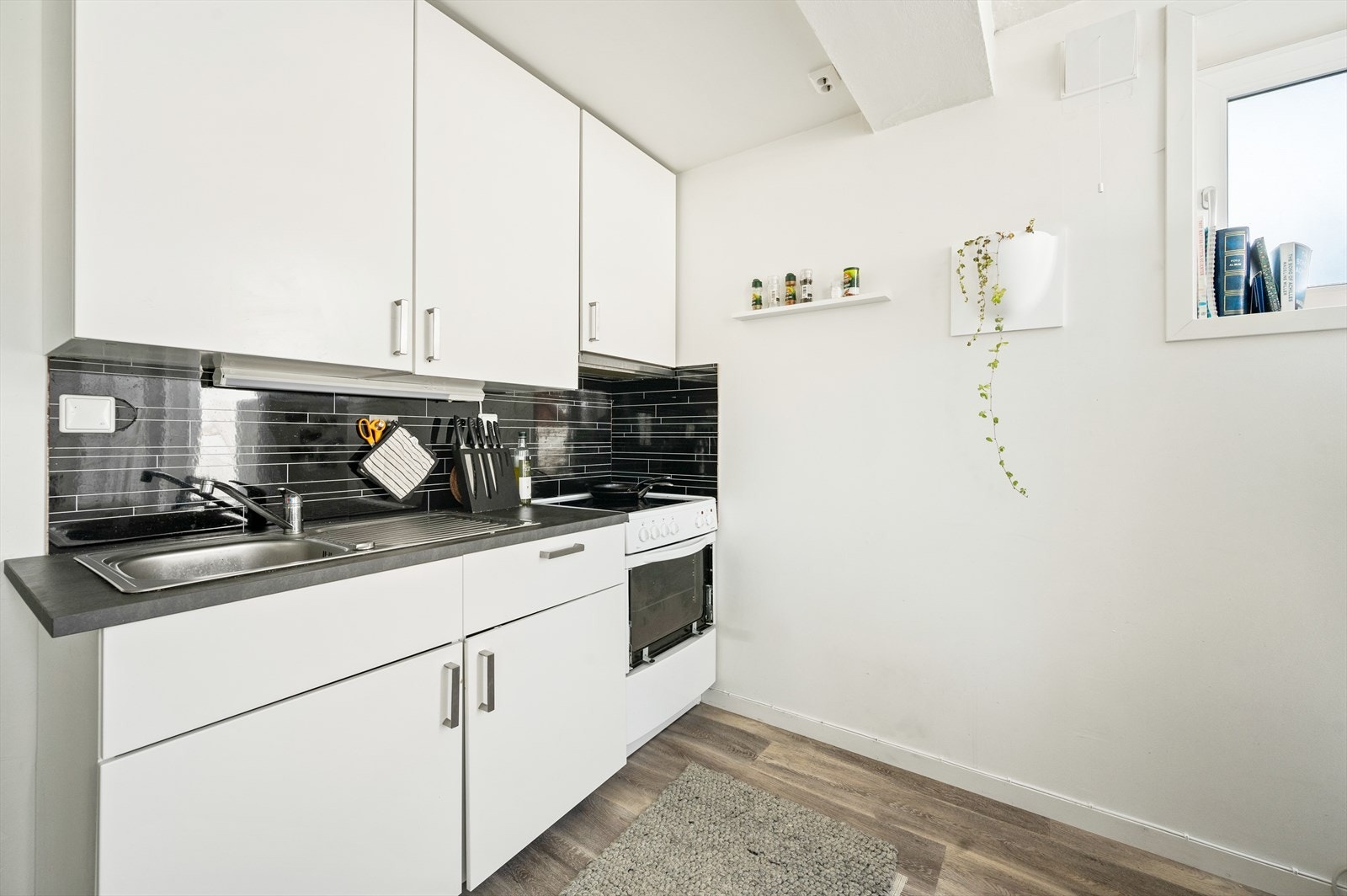 Hybel i kjeller (ikke godkjent som boenhet, godkjent som næringslokale). Galleribilde