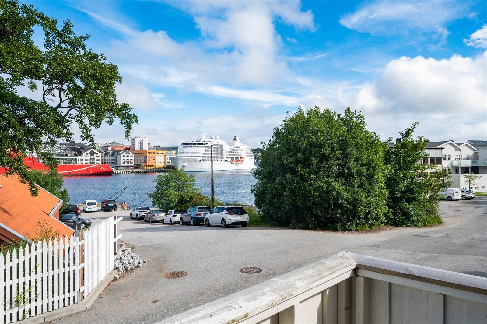 Flott utsikt mot havnebassenget og bysentrum. Galleribilde