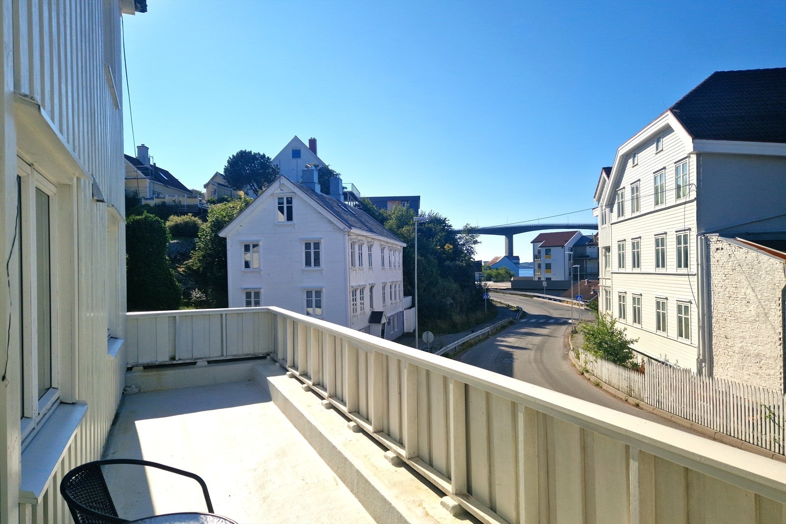 Utgang fra stue til veranda mot nordvest, med utsikt til havnebassenget. Galleribilde