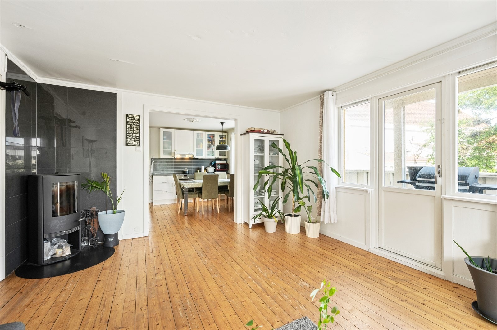 Vedovn ble satt inn ny i 2014 og da ble også pipen flislagt. Galleribilde