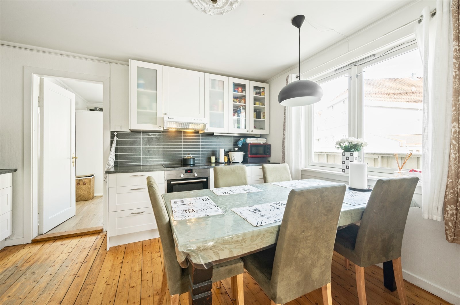 Kjøkkenet er fra 2011, med integrert stekeovn, platetopp og oppvaskmaskin. Galleribilde