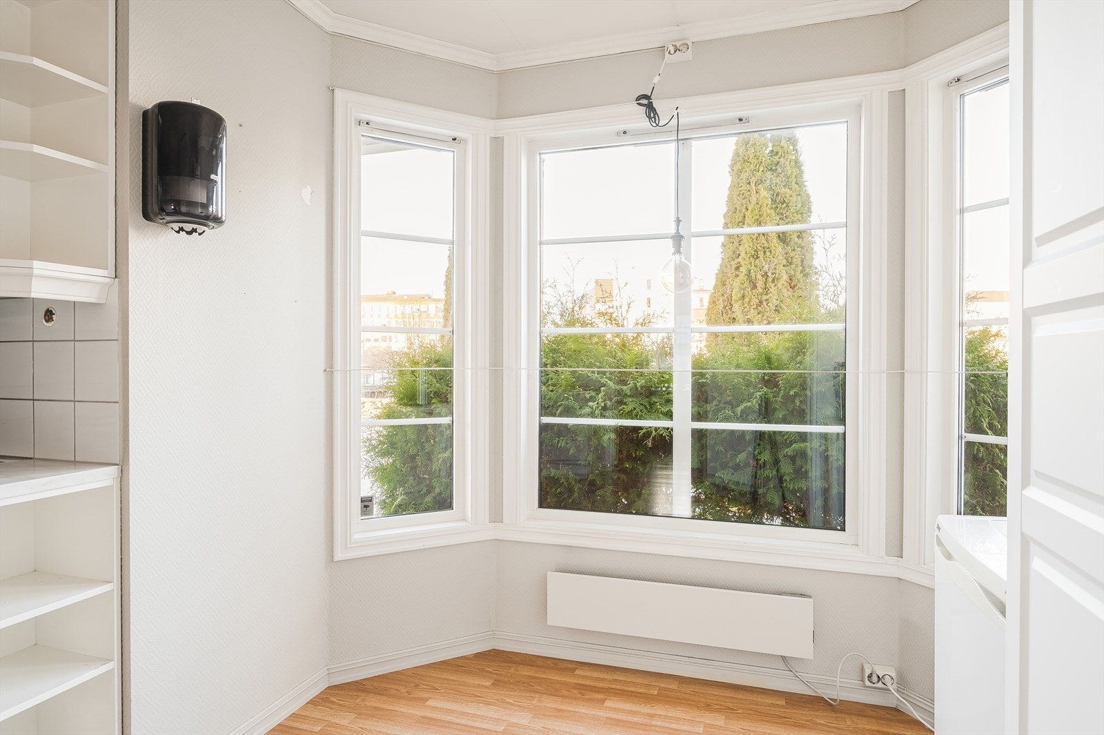 Spiseplass ved vindu Galleribilde