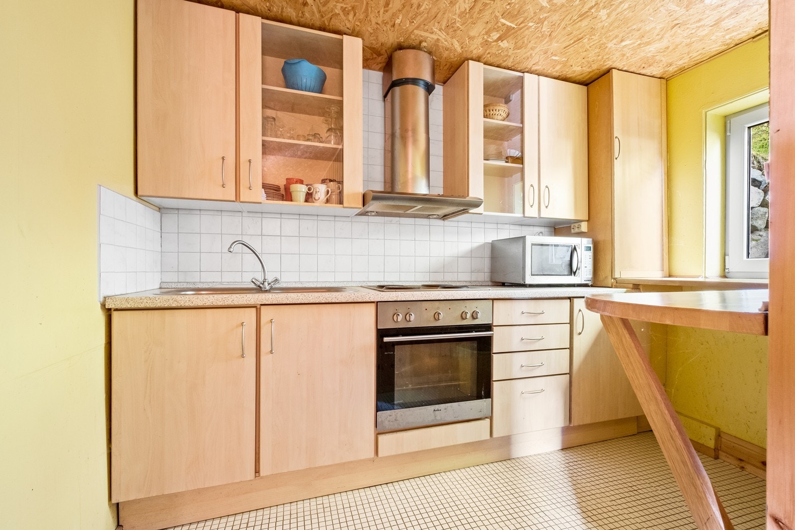 Kjøkken montert i kjeller, med integrert komfyr og steketopp. Galleribilde