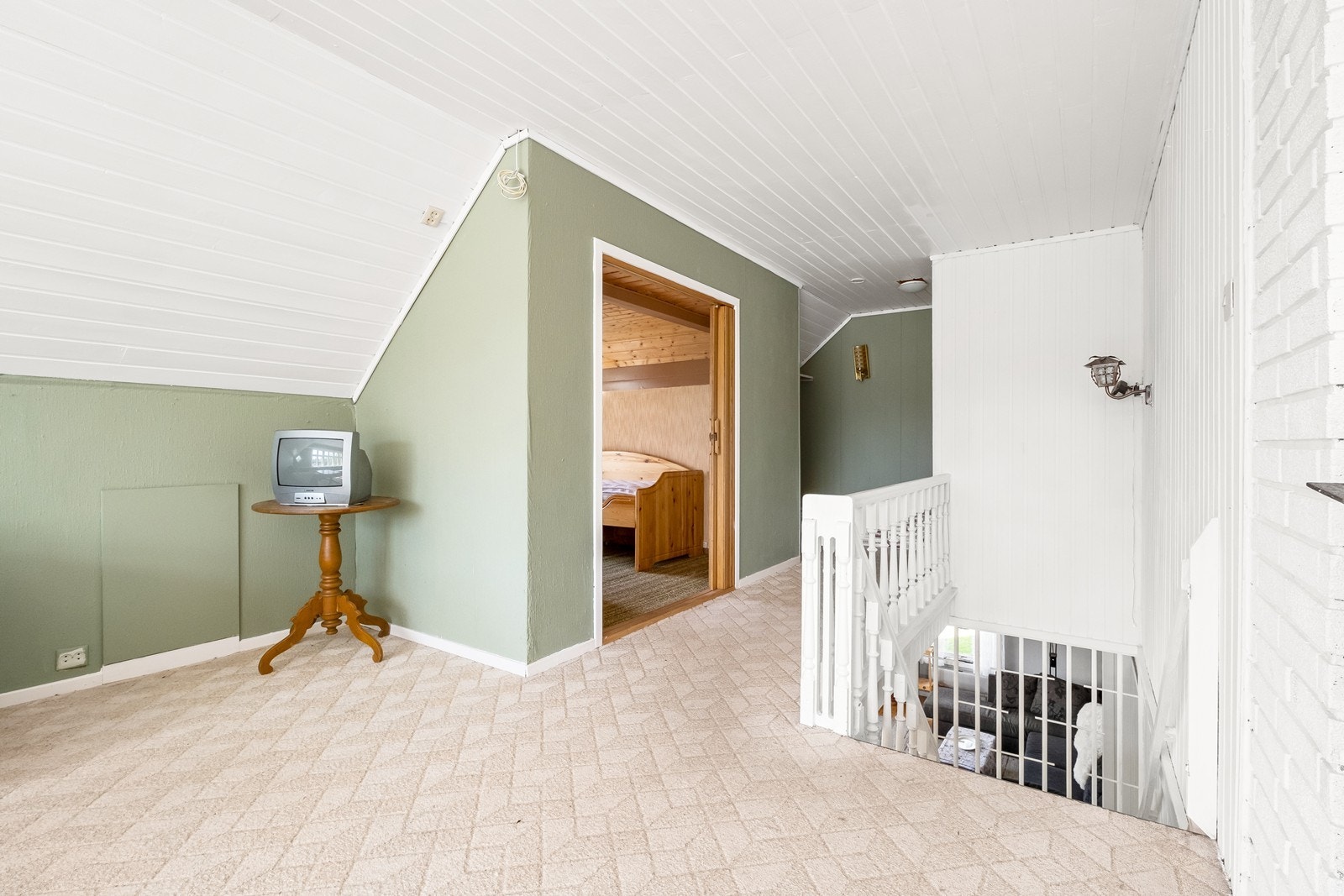 Følger man trappen fra hovedetasjen kommer man rett opp i loftstuen. Galleribilde