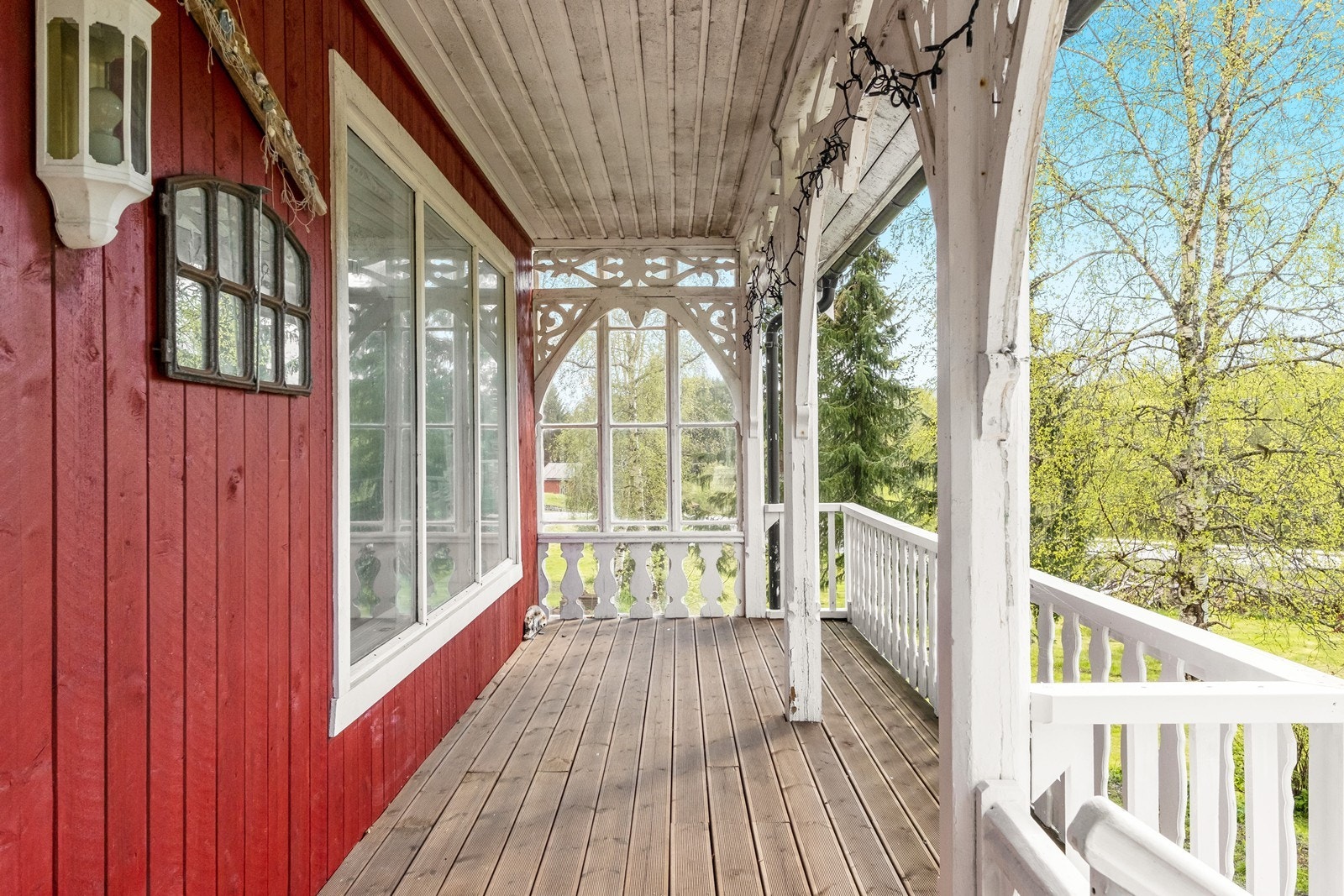 Hovedfasaden, og verandaen, er sørvendt, og man kan nyte solen mesteparten av dagen. Galleribilde