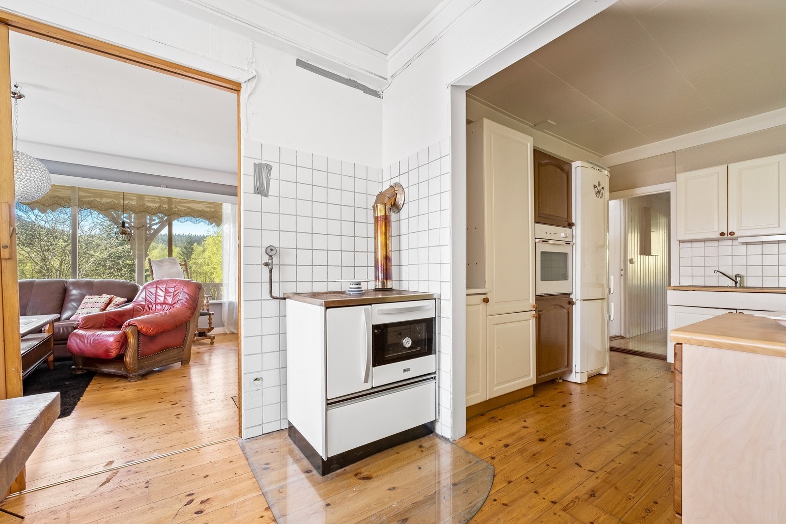 Bak trappen finner man kjøkkenet, hvor en eldre, vedfyrt kjøkkenkomfyr fortsatt står montert, i tillegg til at man har en ordinær stekeovn interert i kjøkkenrinnredningen. Galleribilde