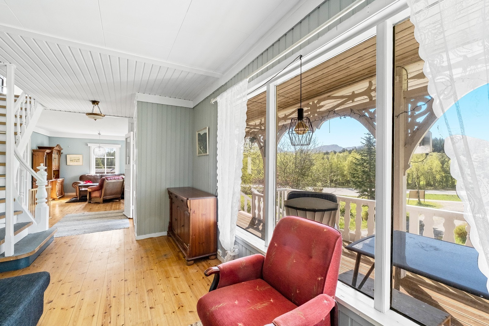 Man kommer rett inn i boligens oppholdsrom, en stor stue med to avdelinger. Galleribilde