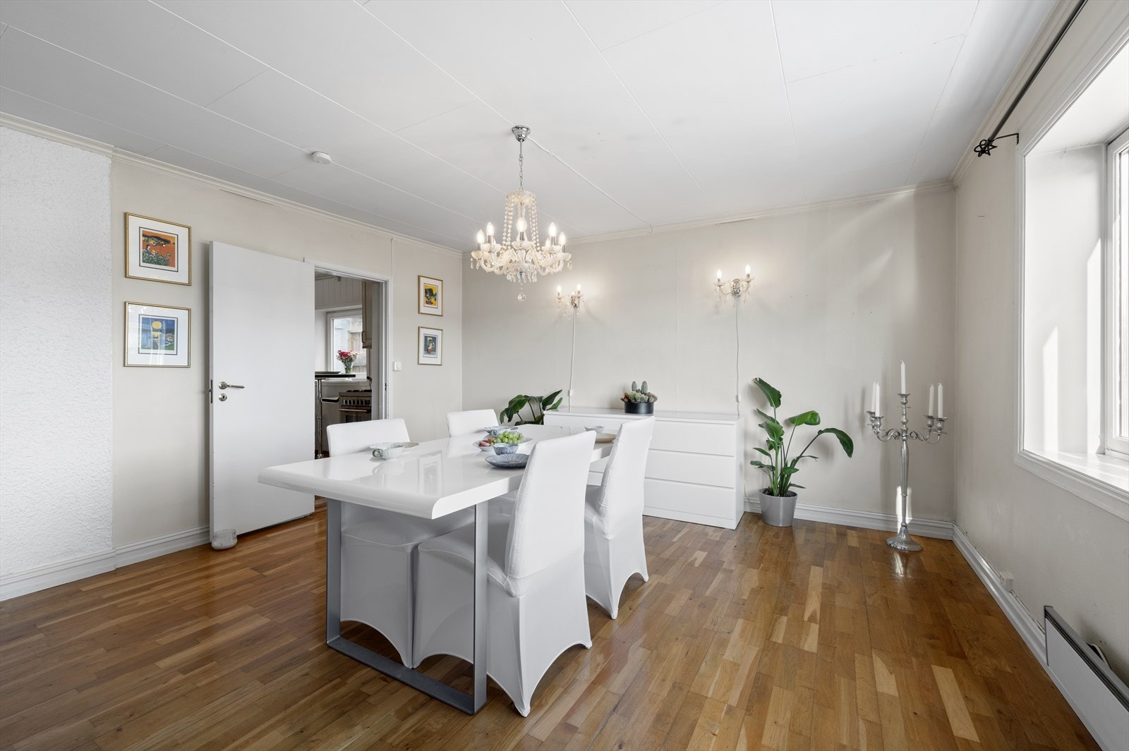 Det er godt med plass for møblering i både daglig- og spisestue Galleribilde