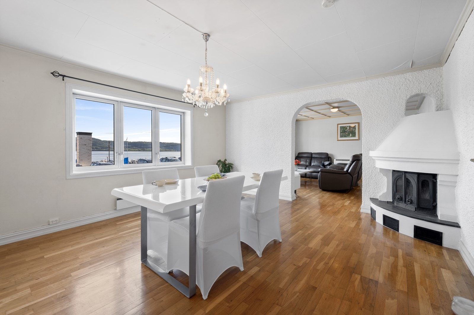 Romslig stue/spisestue med hyggelig utsikt Galleribilde