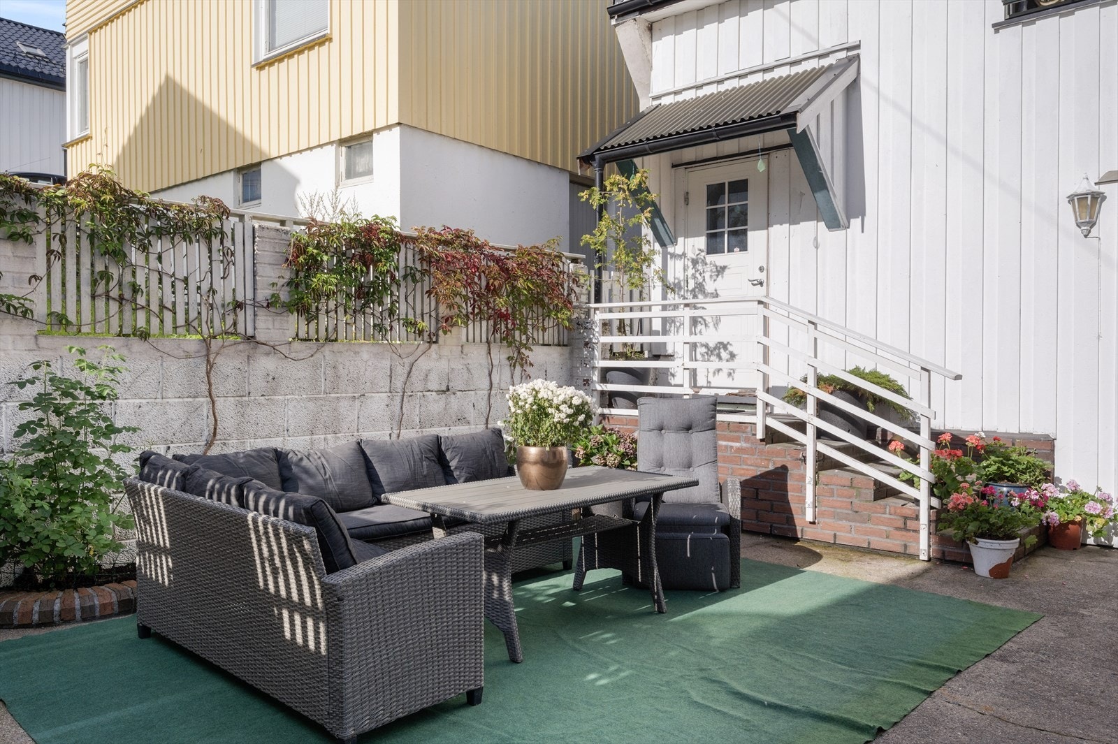 Felles gårdsplass til sittegruppe Galleribilde