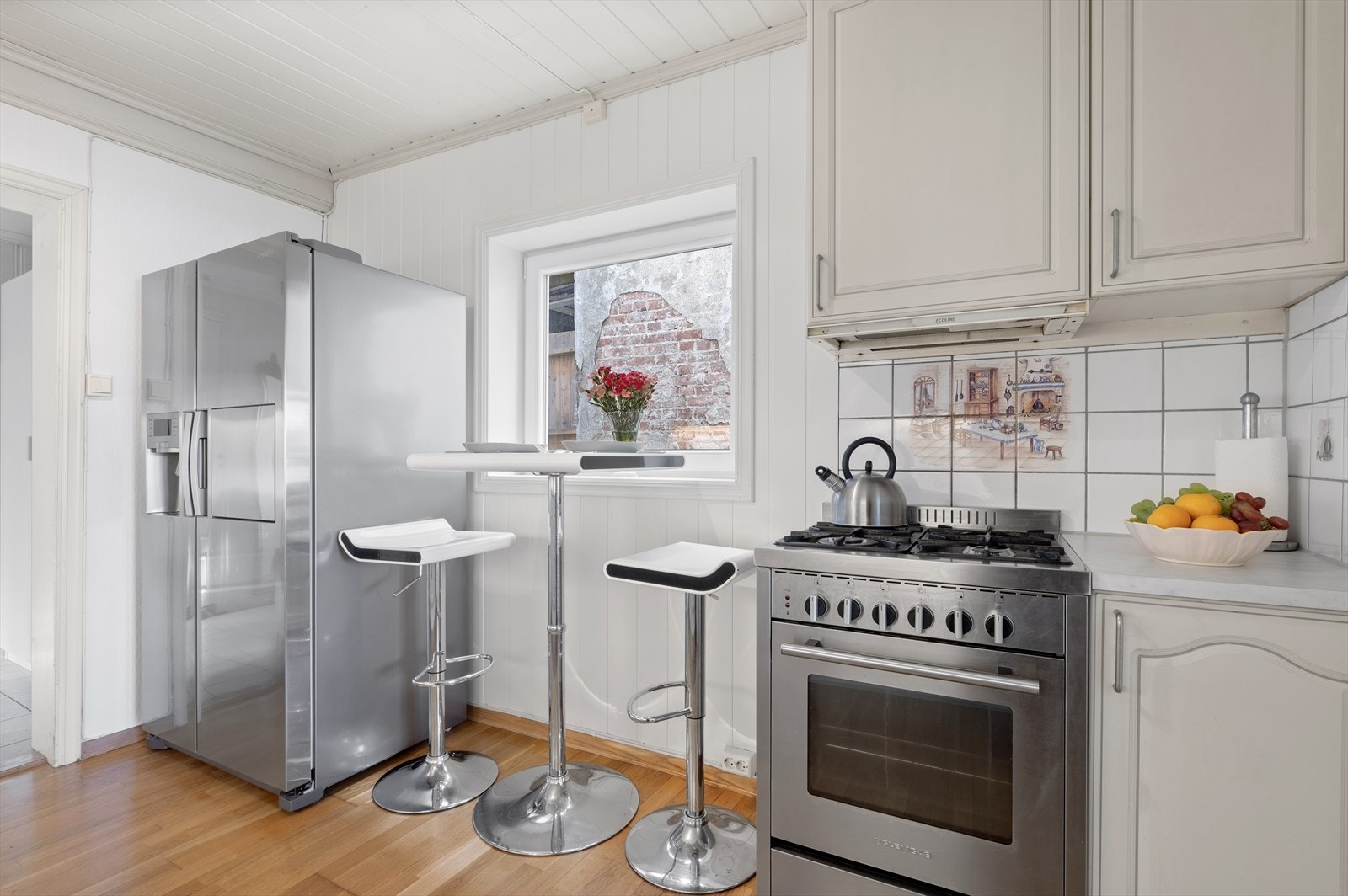 Hyggelig løsning med plass for kjøkkenbord Galleribilde