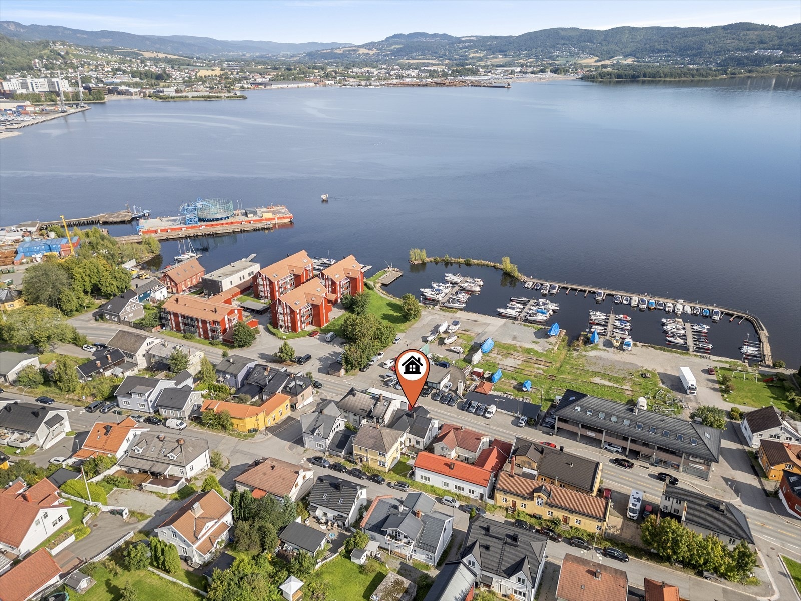 Fin beliggenhet nær båthavnen Galleribilde