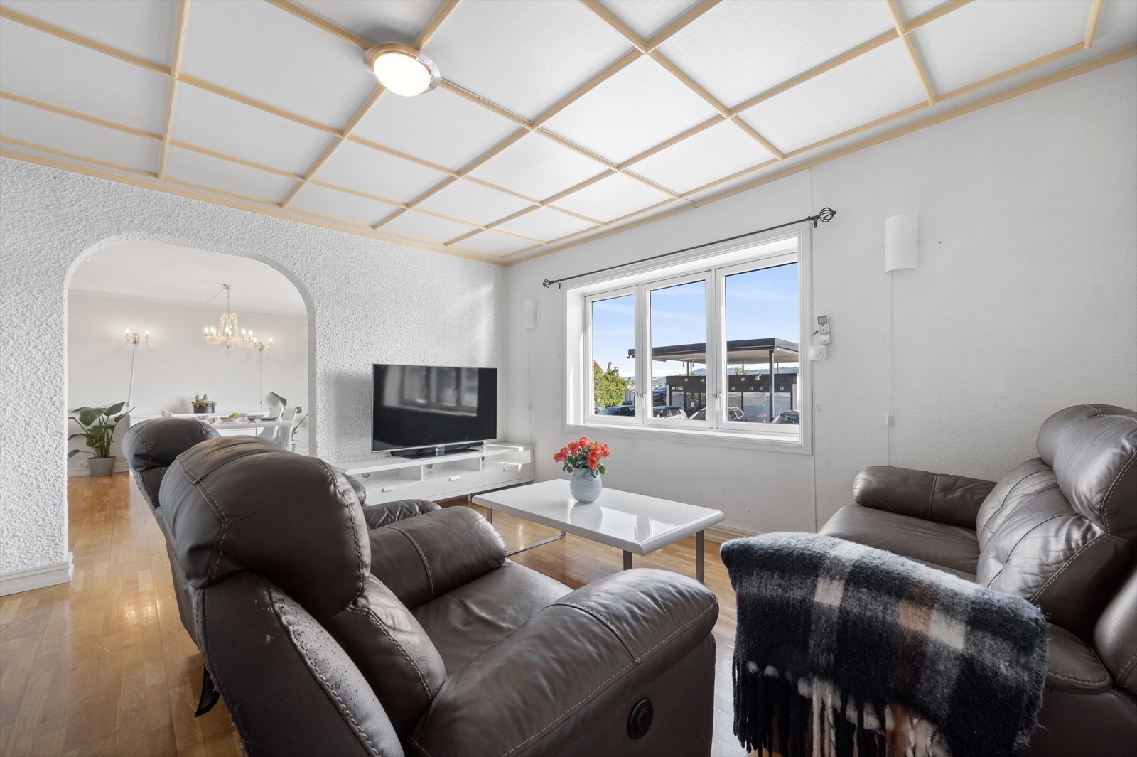 Stuen har store vindusflater som gir godt med naturlig lys Galleribilde