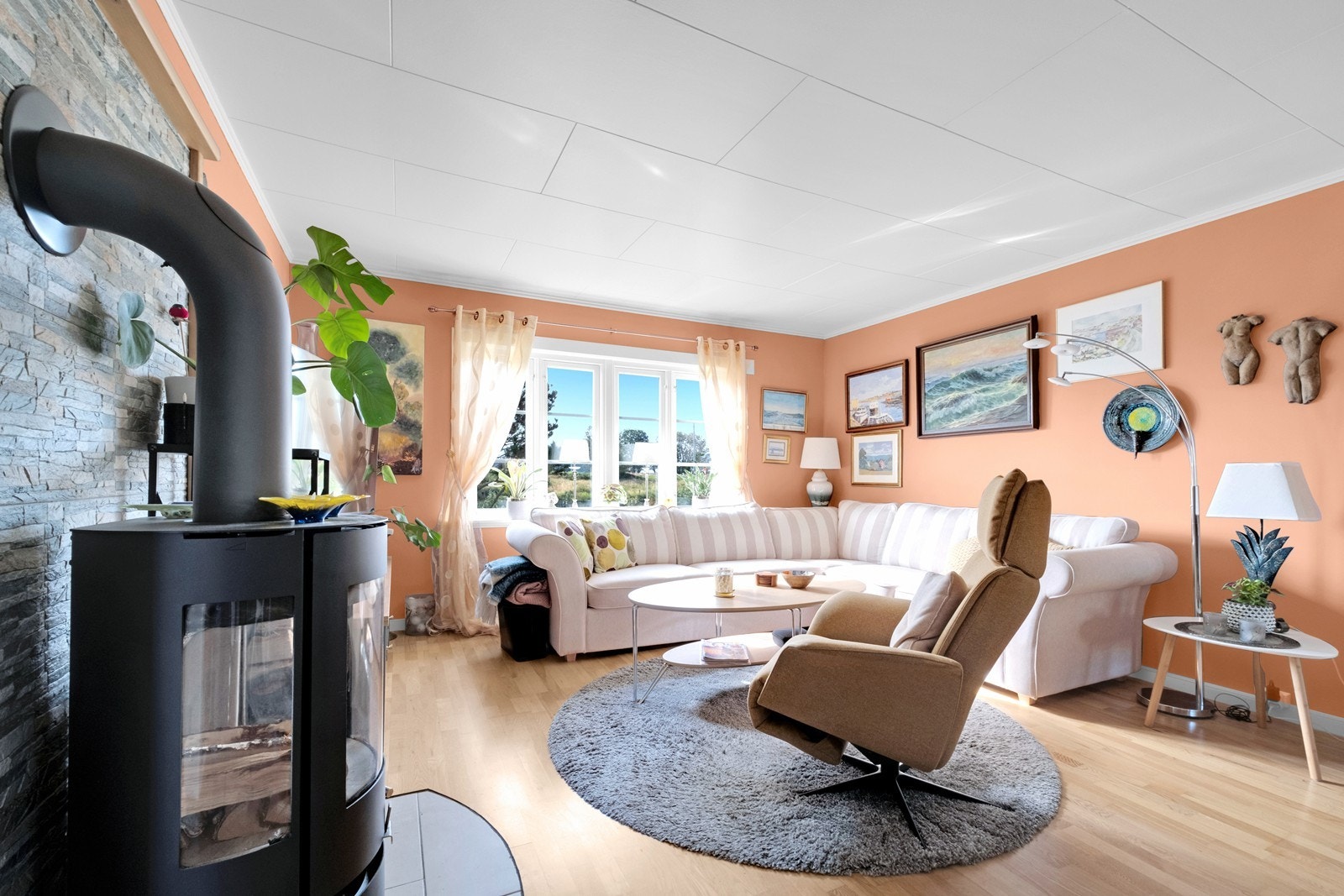 Trivelig stue med peisovn montert Galleribilde