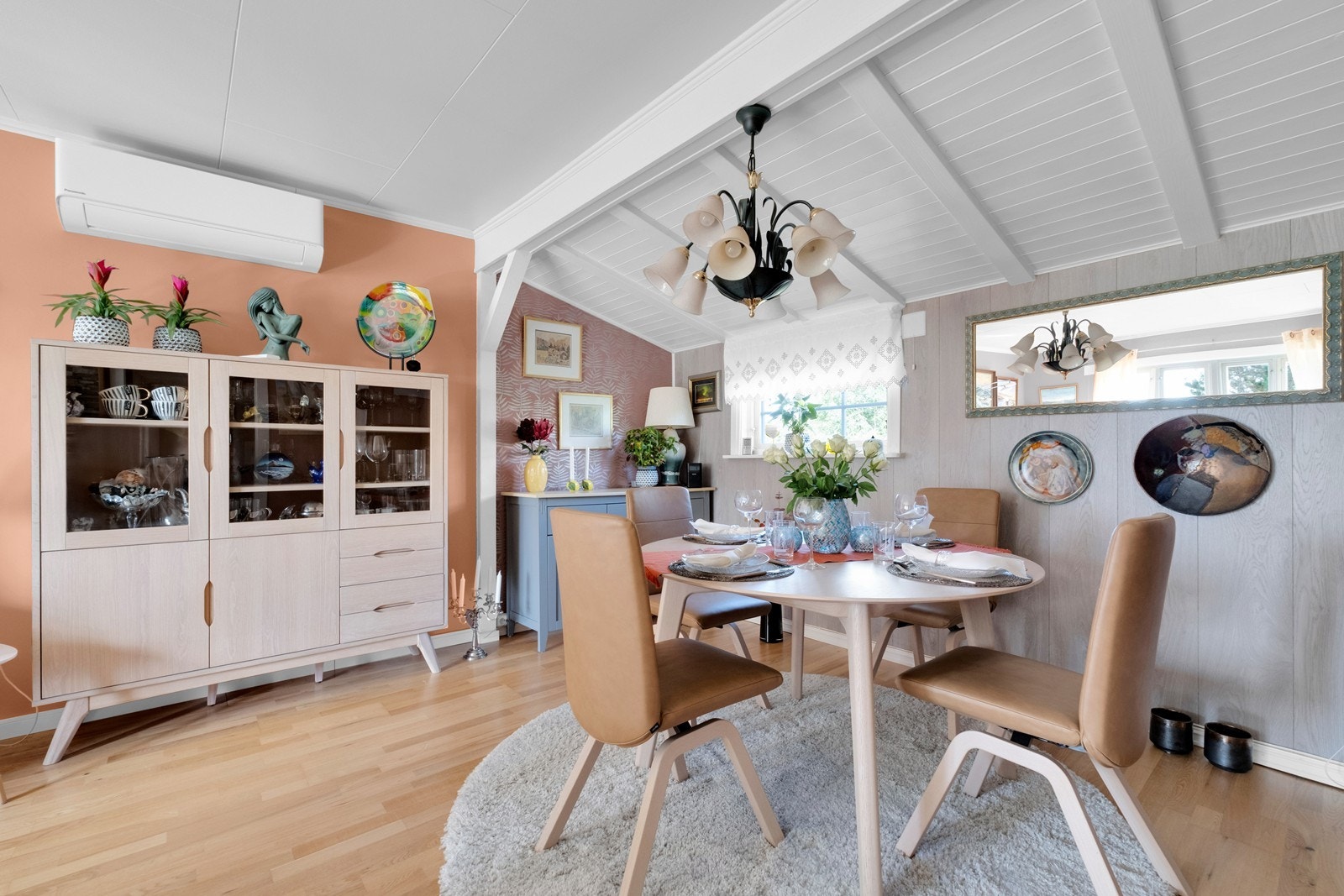 Varmepumpe montert mellom stue og spisestue Galleribilde