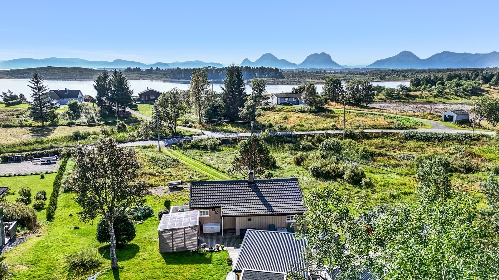 Dronebilde fra nordsiden av eiendommen, med utsikt mot Nerdvikvågen og Tustnastabban Galleribilde