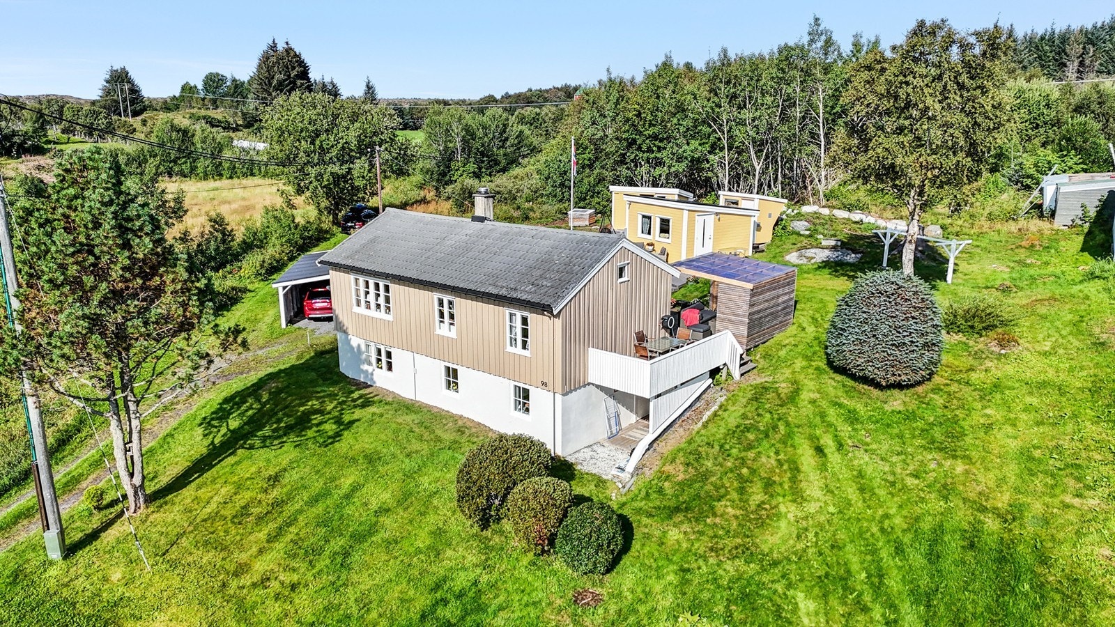 Aktiv Eiendomsmegling v/ Maria A. Klinge ønsker velkommen til Nelvikveien 98! Foto: André T. Ormset-Paredes Galleribilde