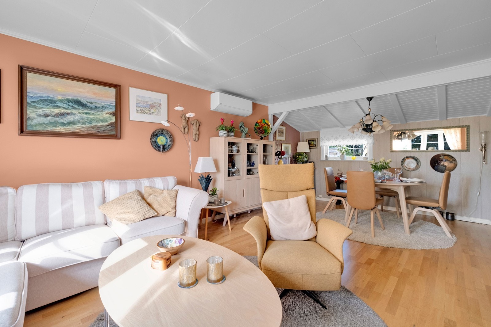 Åpen løsning mellom stue og spisestue Galleribilde