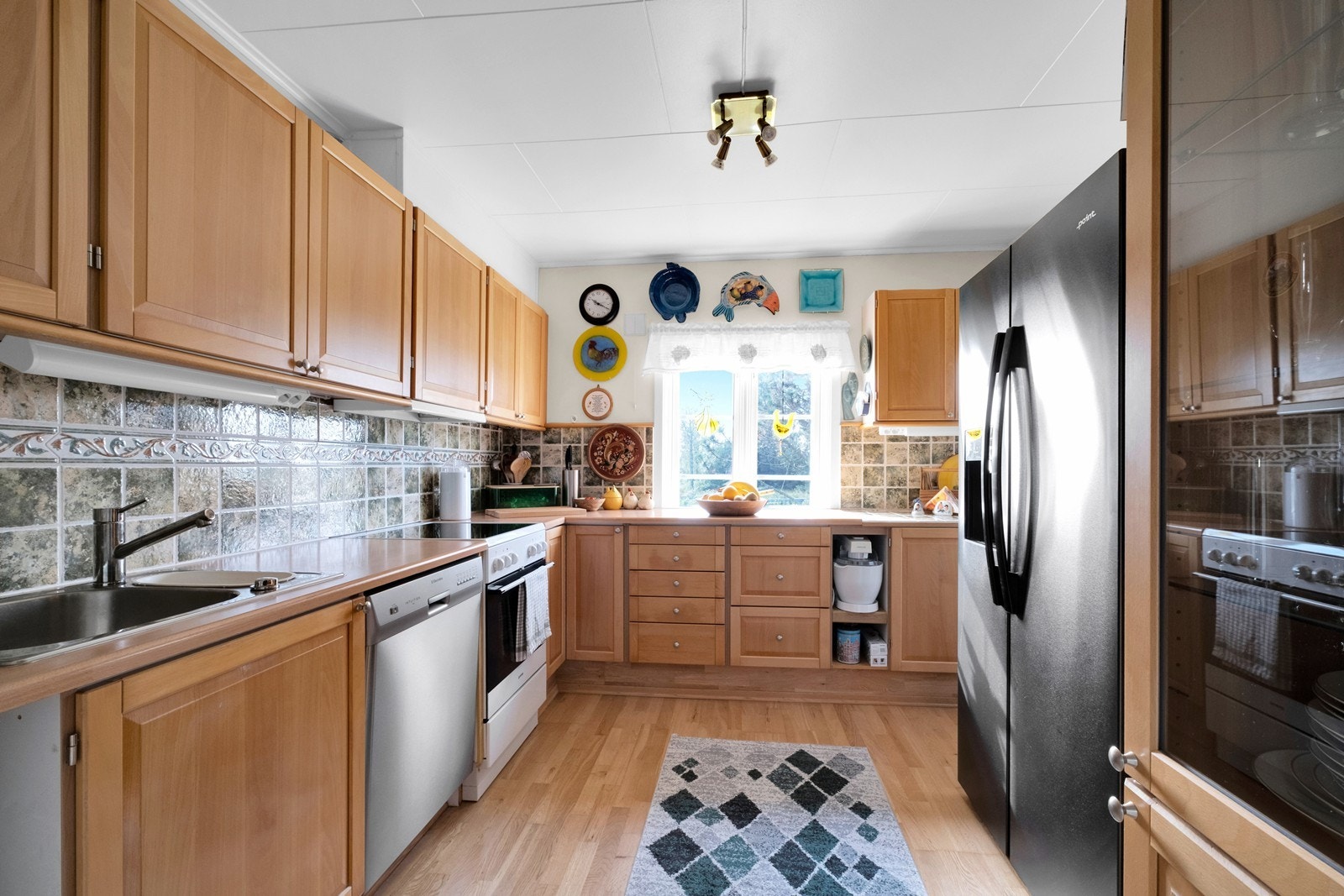 Kjøkkenet er godt utstyrt med mye lagringsplass i kjøkkeninnredningen Galleribilde