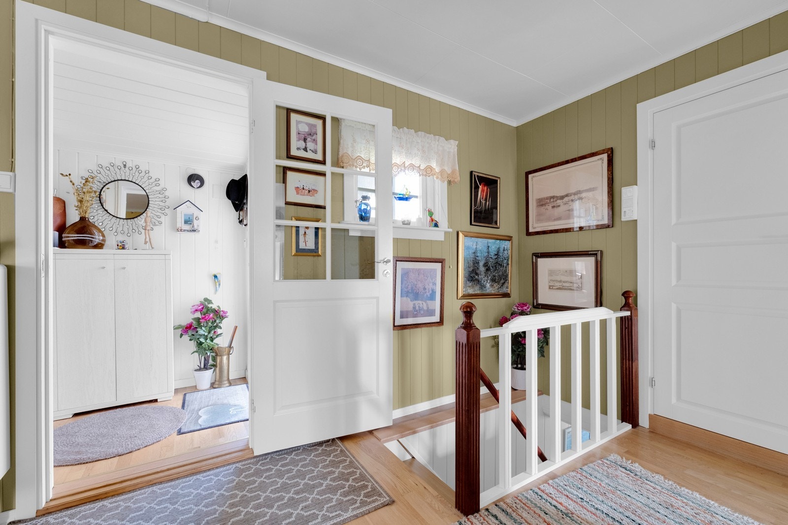 Her har man trapp ned til sokkeletasjen Galleribilde