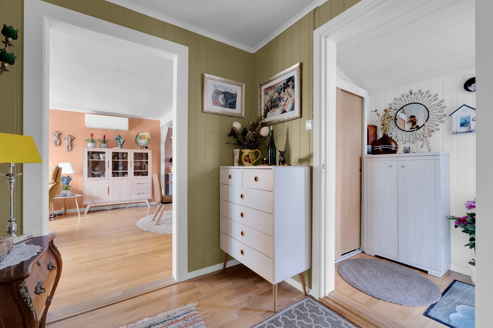 Gang/ trapperom sett mot stue/ spisestue Galleribilde