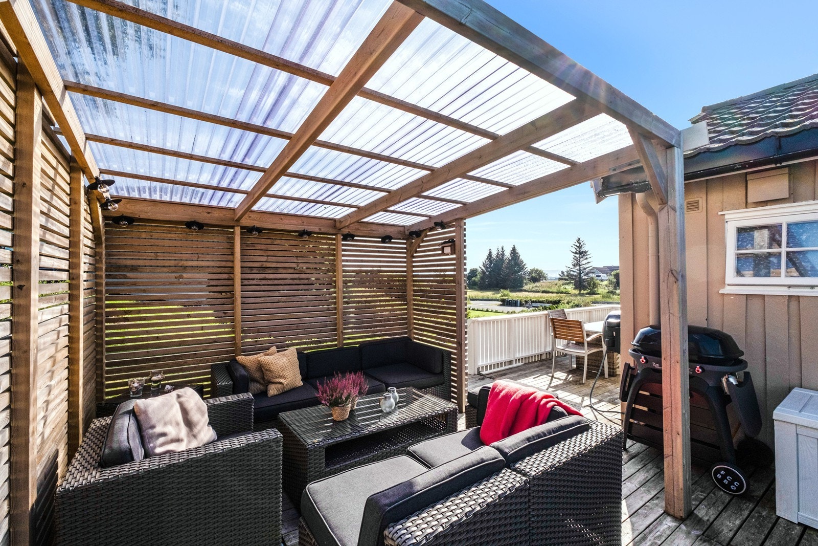 Overbygd pergola for når man vil sitte litt skjermet Galleribilde