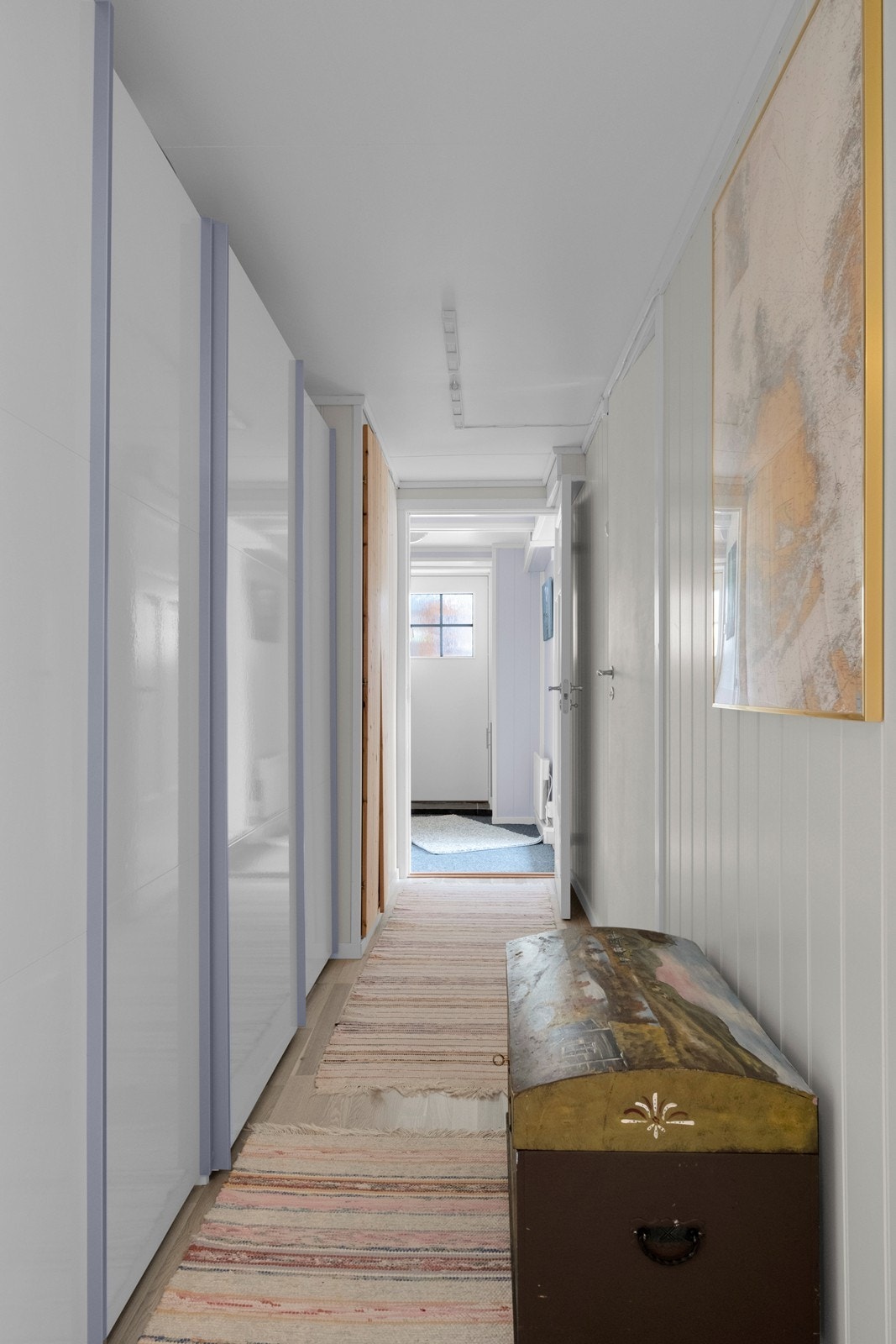 Gang med skyvedørsgarderobe Galleribilde