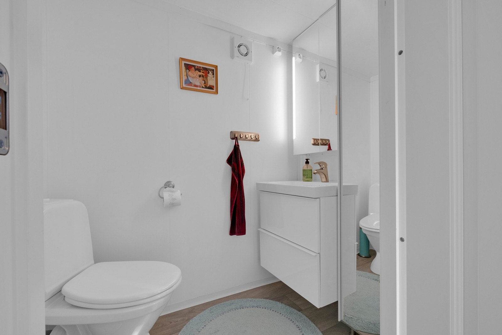 Toalett med servant, baderomsinnredning og høyskap Galleribilde