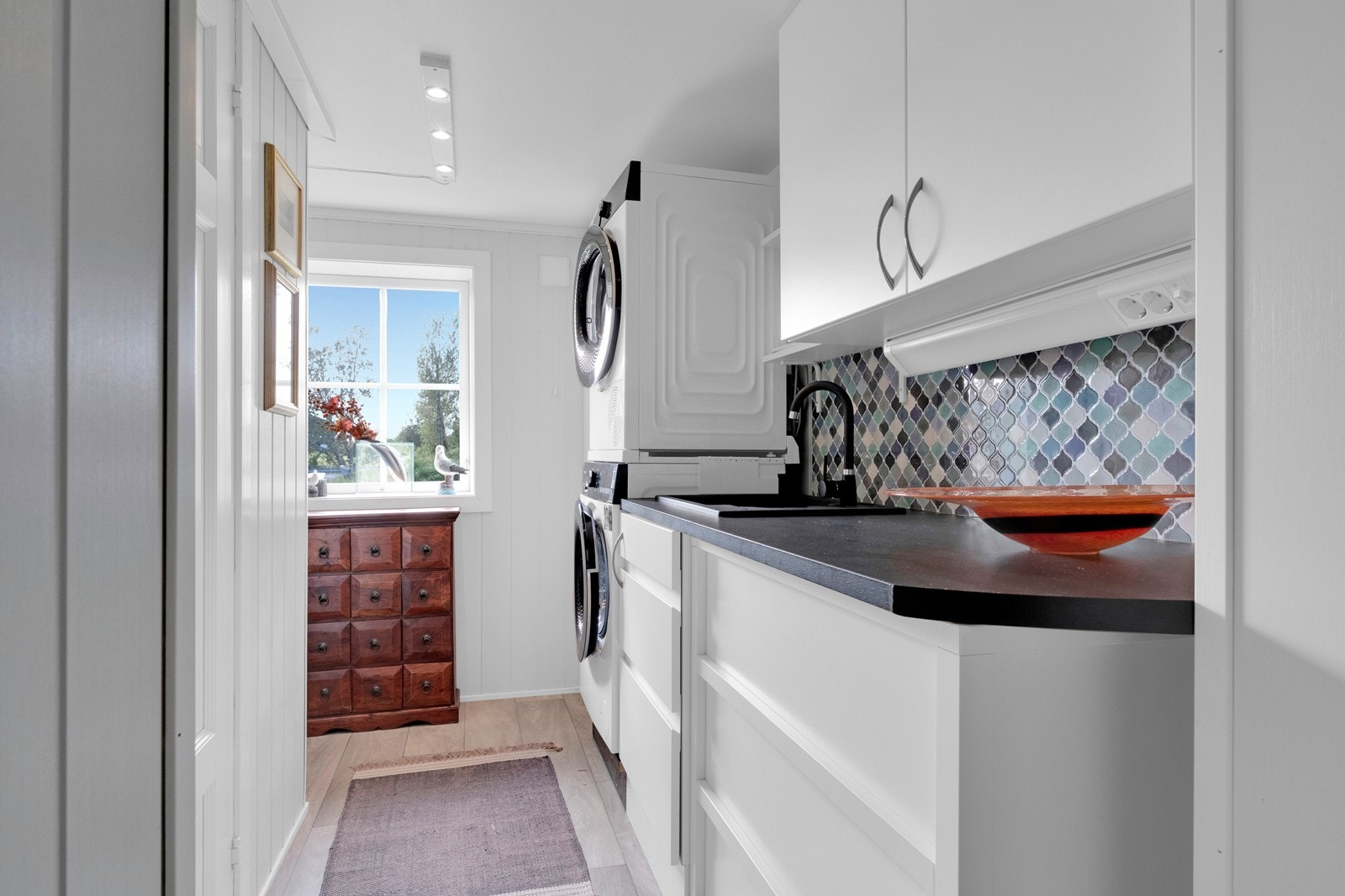 Godt utstyrt vaskerom/ teknisk rom, med vaskeromsinnredning, utslagsvask og godt med både benke- og lagringsplass Galleribilde