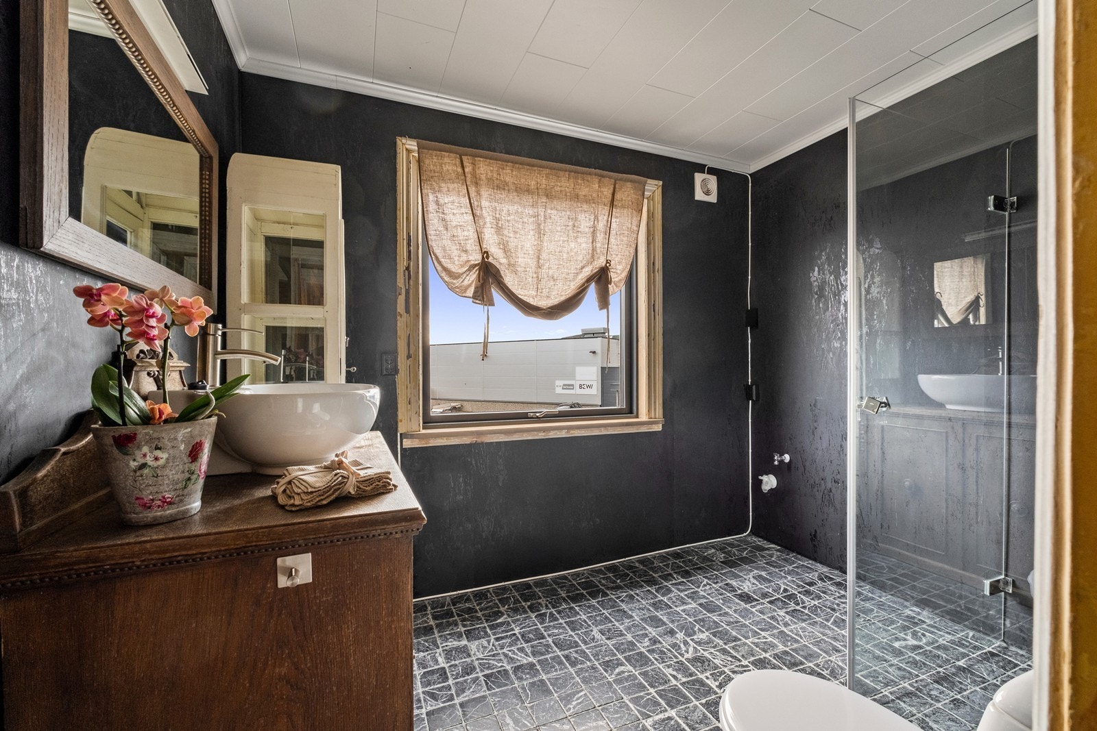 Bad, hovedetasjen, med wc, dusjhjørne og opplegg til vaskemaskin. Galleribilde