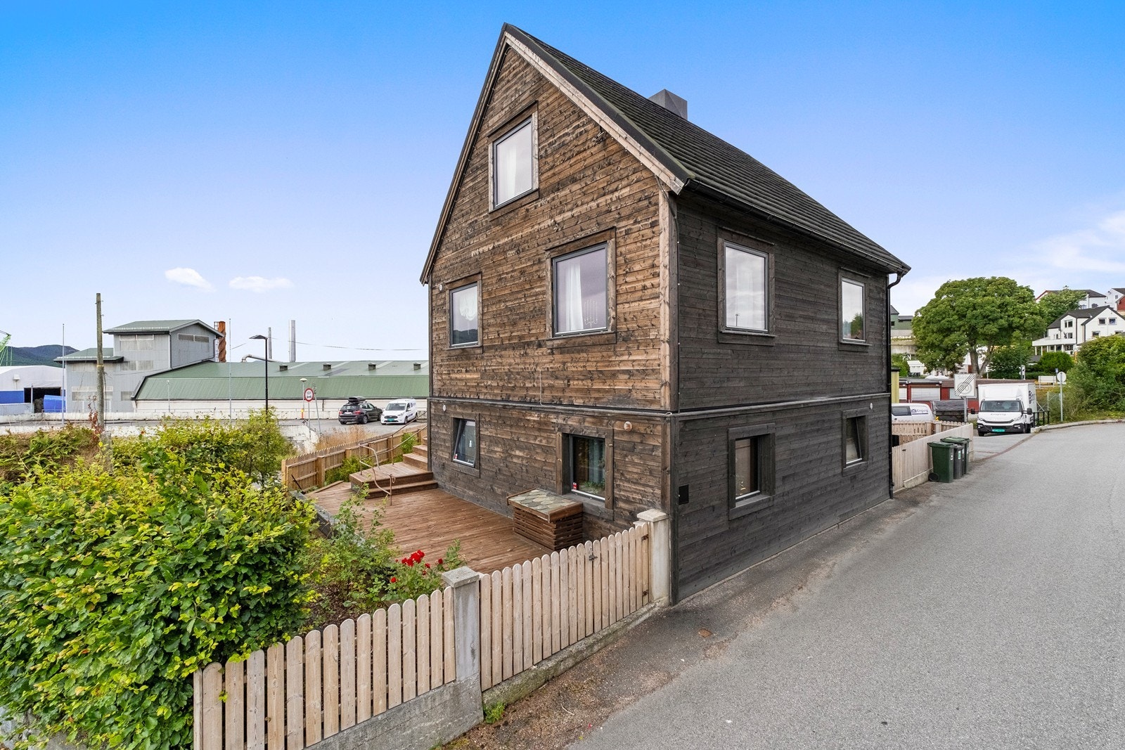 Fasade nordøst med opparbeidet markterrasse. Galleribilde