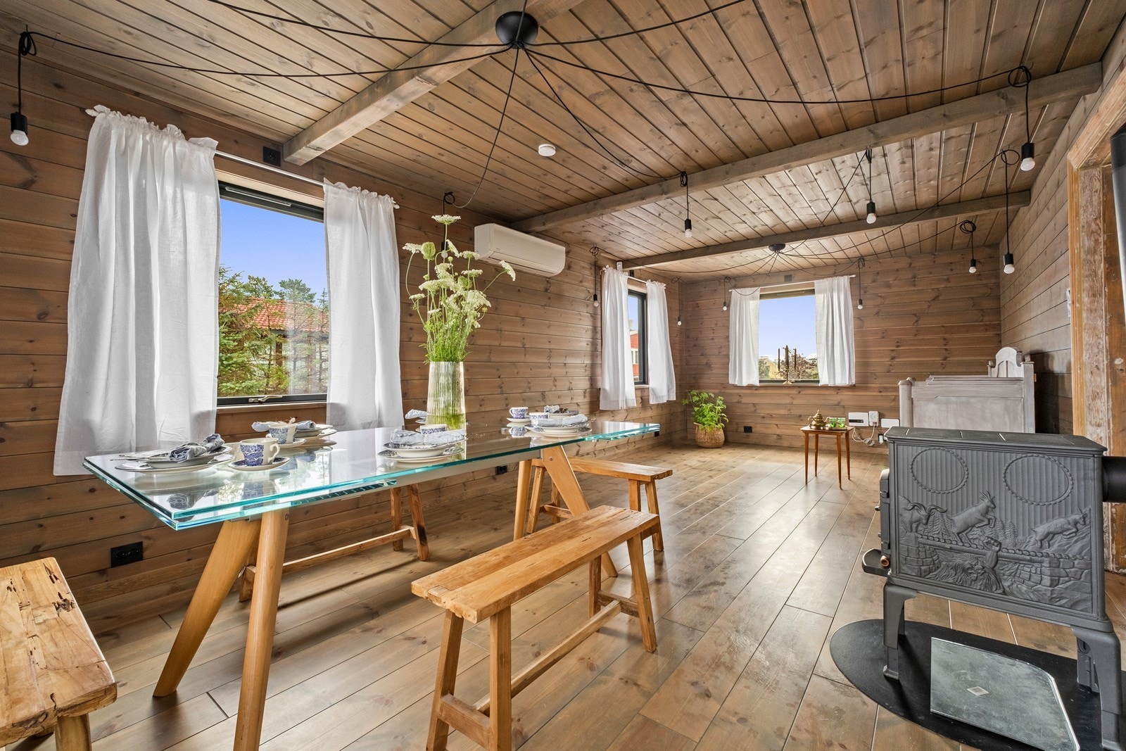 Her har man god plass til både spisegruppe og sittegruppe Galleribilde