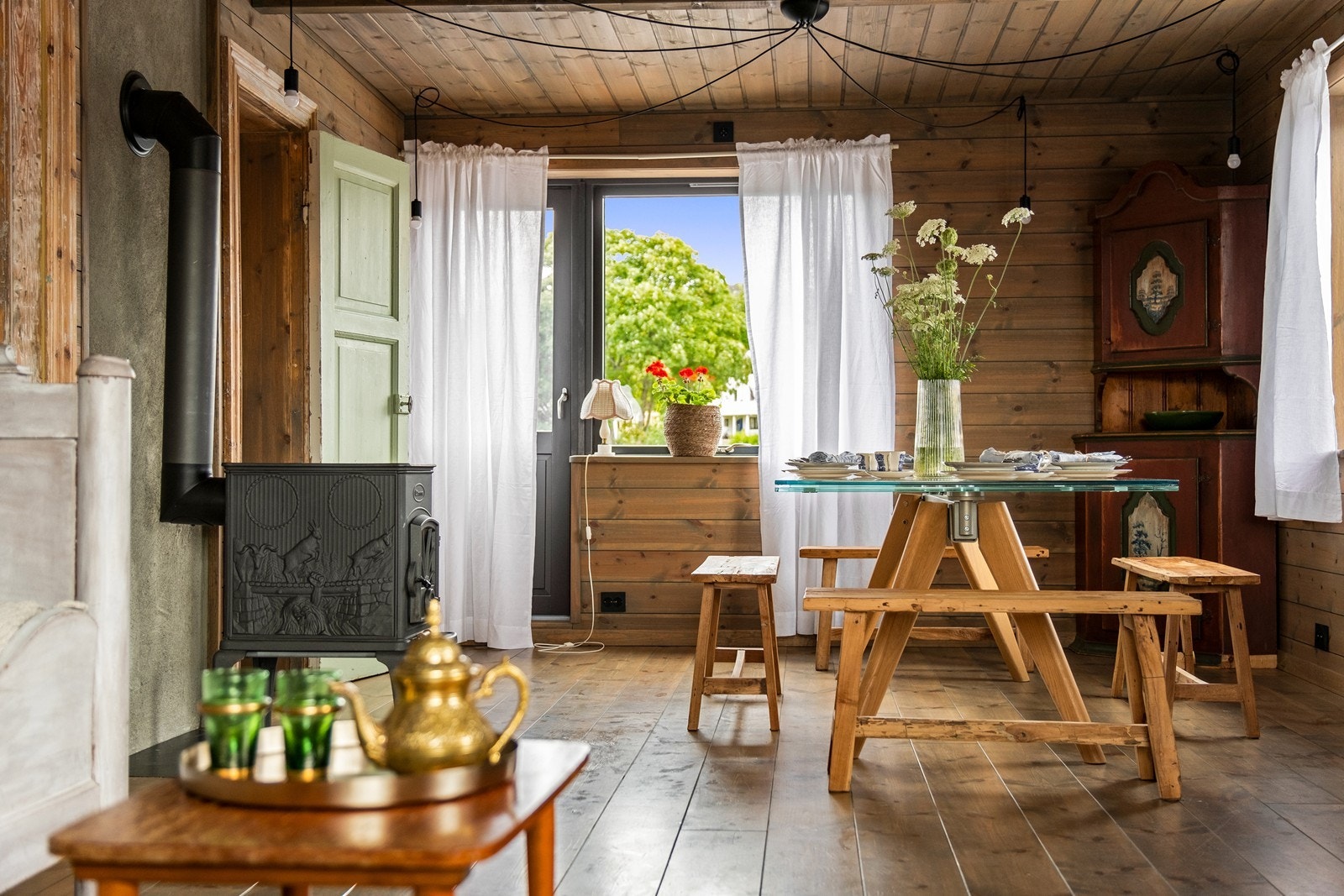 Boligen har utstrakt bruk av klassiske trepaneler, som lager en hjemmekoselig atmosfære. Galleribilde