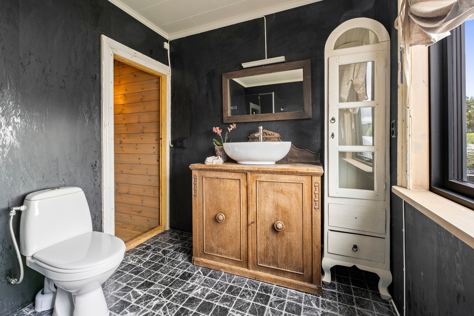 Klassisk løsning med servant og underskap Galleribilde