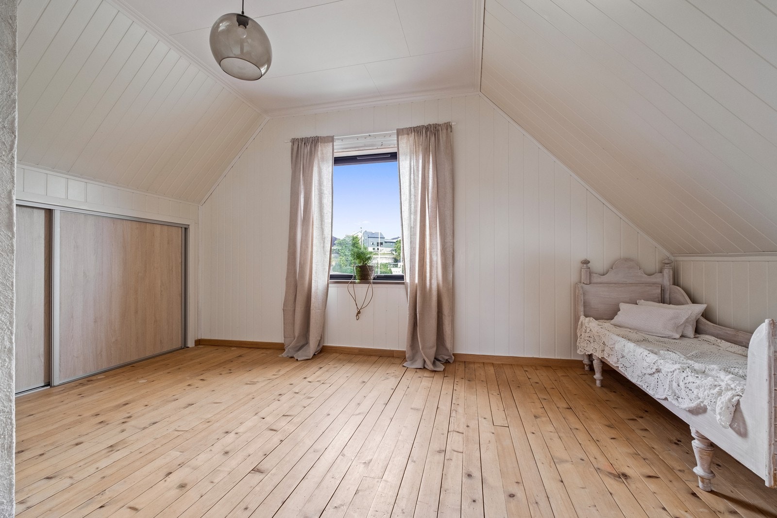 Samme skyvedørsløsningen har man på det vestre soverommet Galleribilde