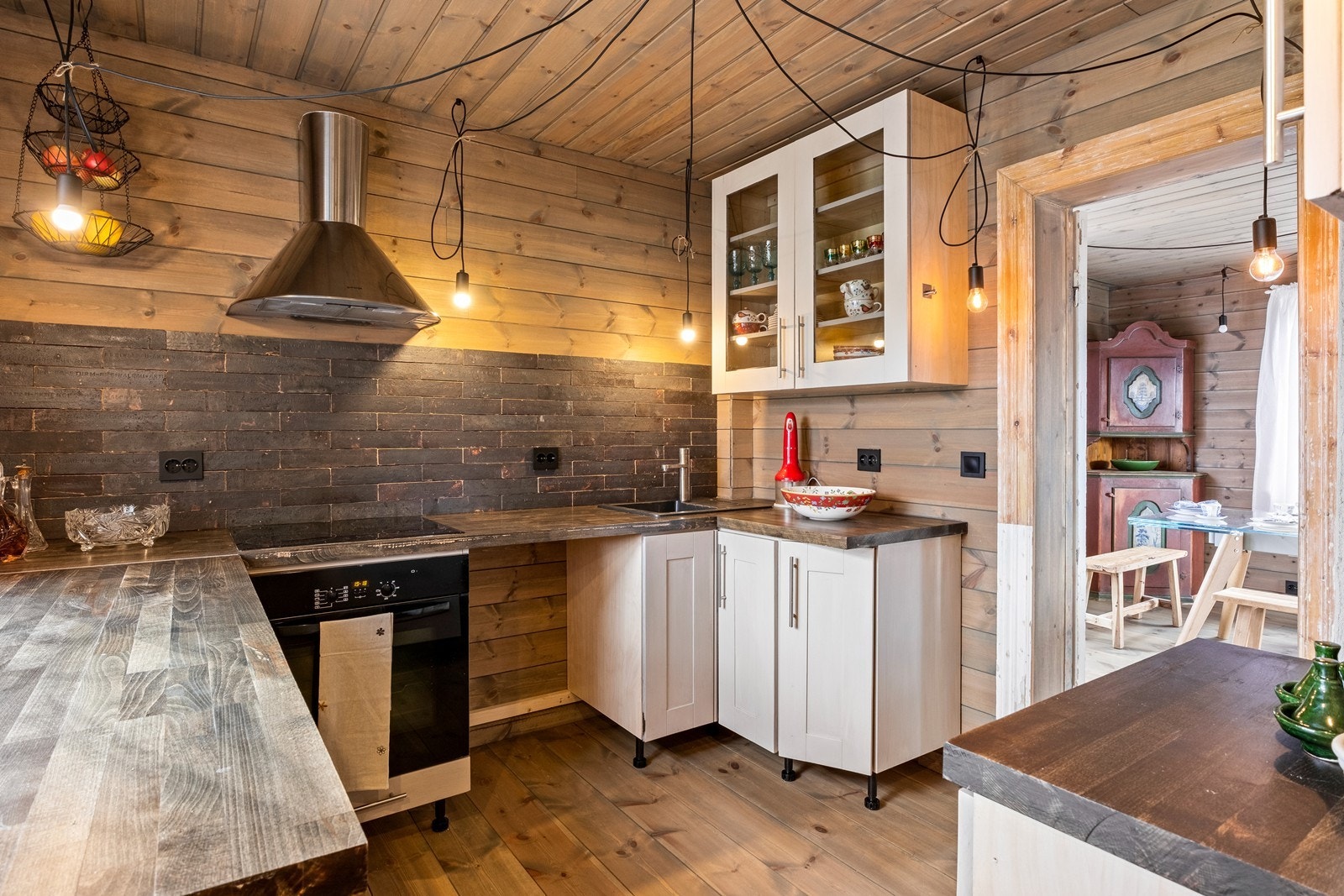 Kjøkkenet er innredet i en harmonisk kombinasjon av moderne og klassiske elementer. Galleribilde