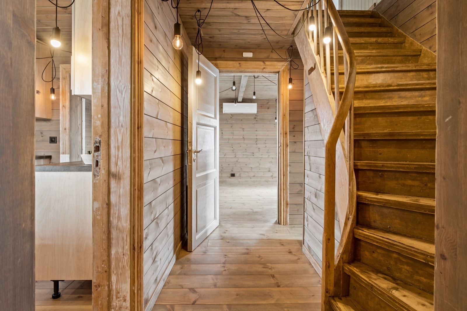 Gang med trapp til loftsetasje Galleribilde