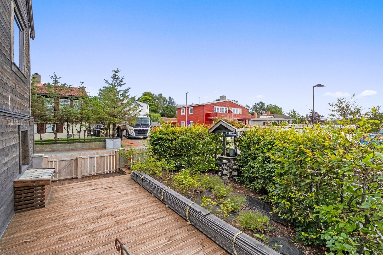 Markterrasse mot øst, med opparbeidet bed. Galleribilde