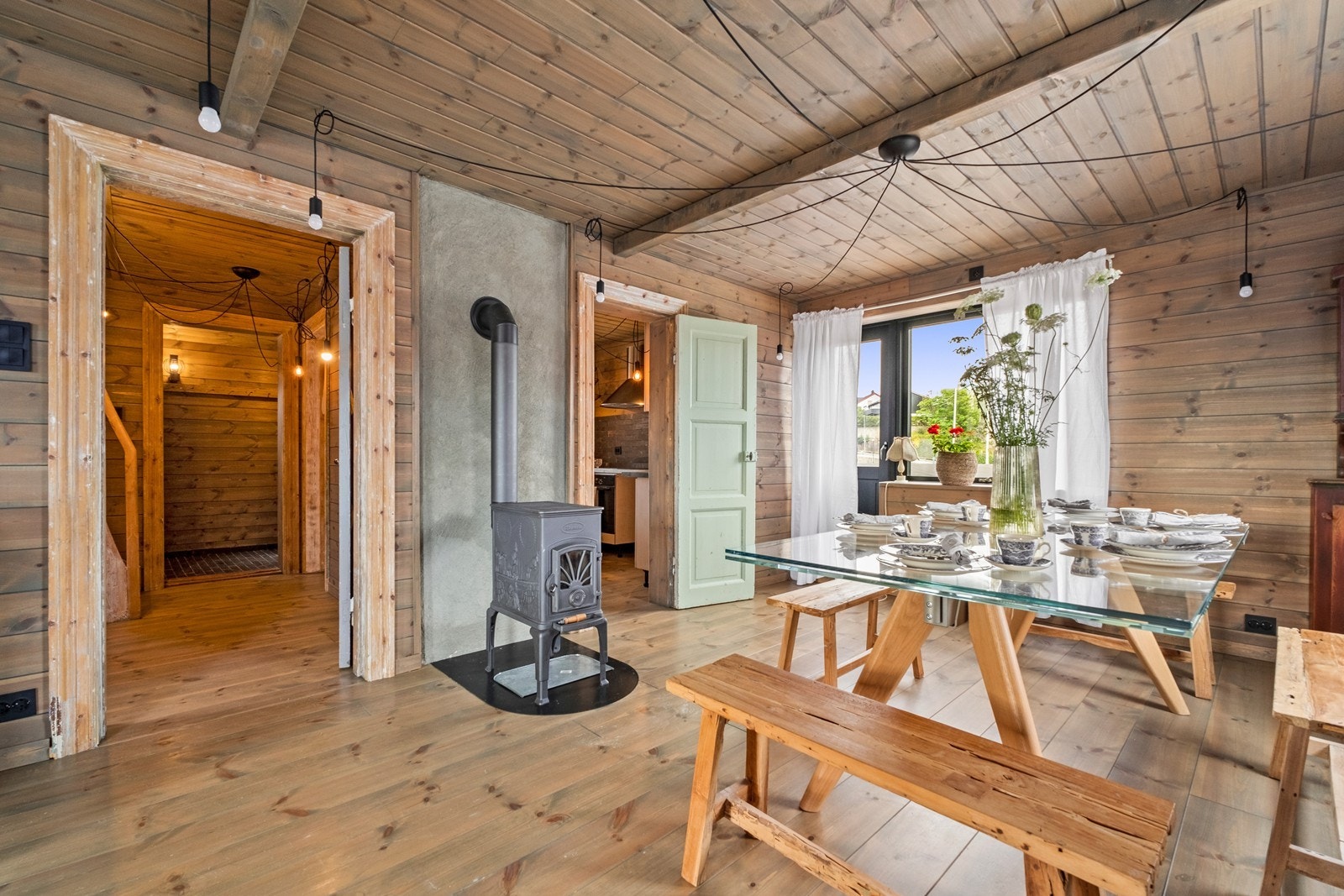 Fra stue/ spisestue har man dør både mot kjøkkenet og mot gangen. Man har også utgang til vestvendt veranda fra spisestue Galleribilde