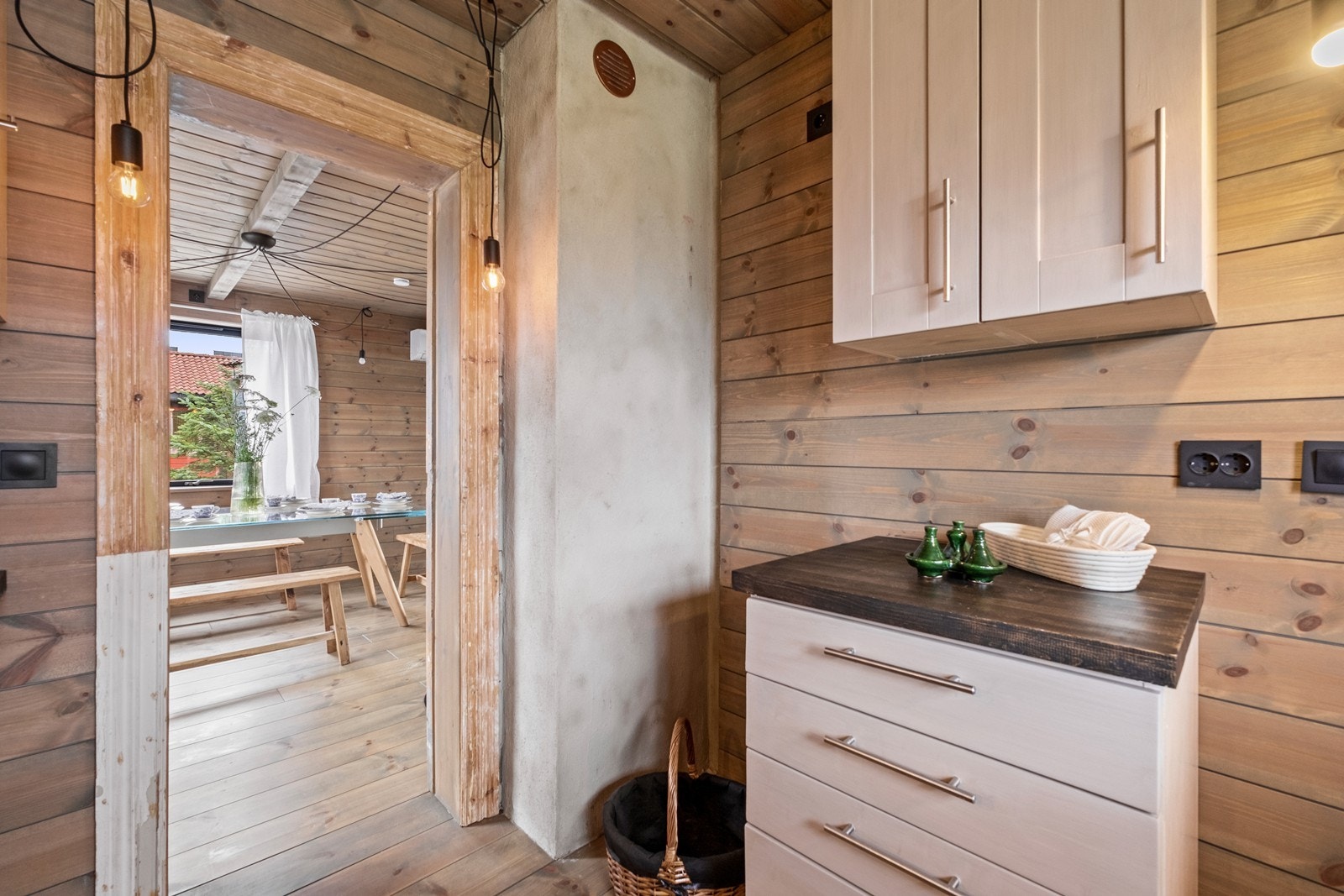 Kjøkkenet har dør ut mot spisestue og stue Galleribilde