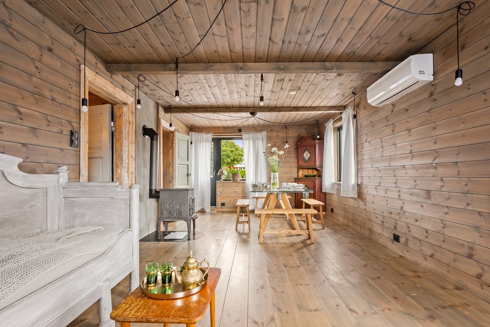 Varmepumpe og peisovn er montert mellom stue og spisestue Galleribilde