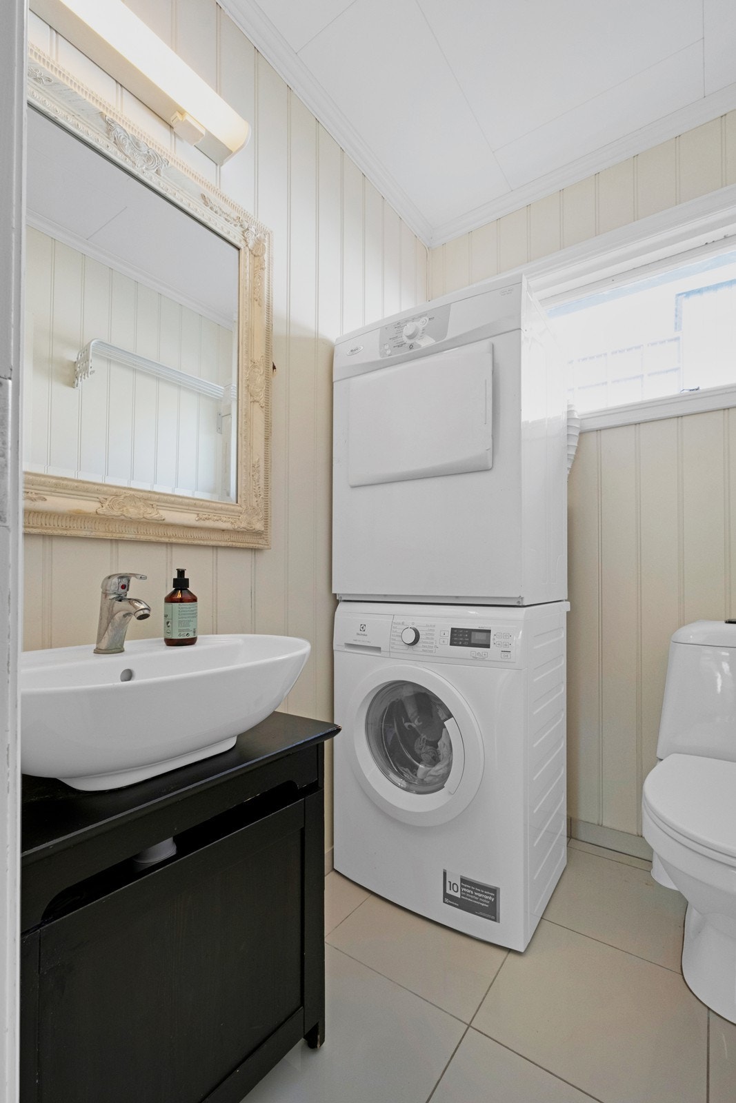 Vaskerom/ gjestetoalett utstyrt med wc, servant m/ underskap og opplegg til vask og tørk. Galleribilde